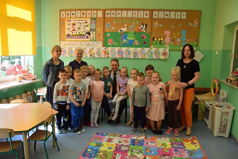 Burmistrz Bodzentyna czyta dzieciom